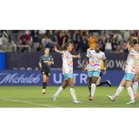 San Diego Wave midfielder María Sánchez celebrates a goal with her team